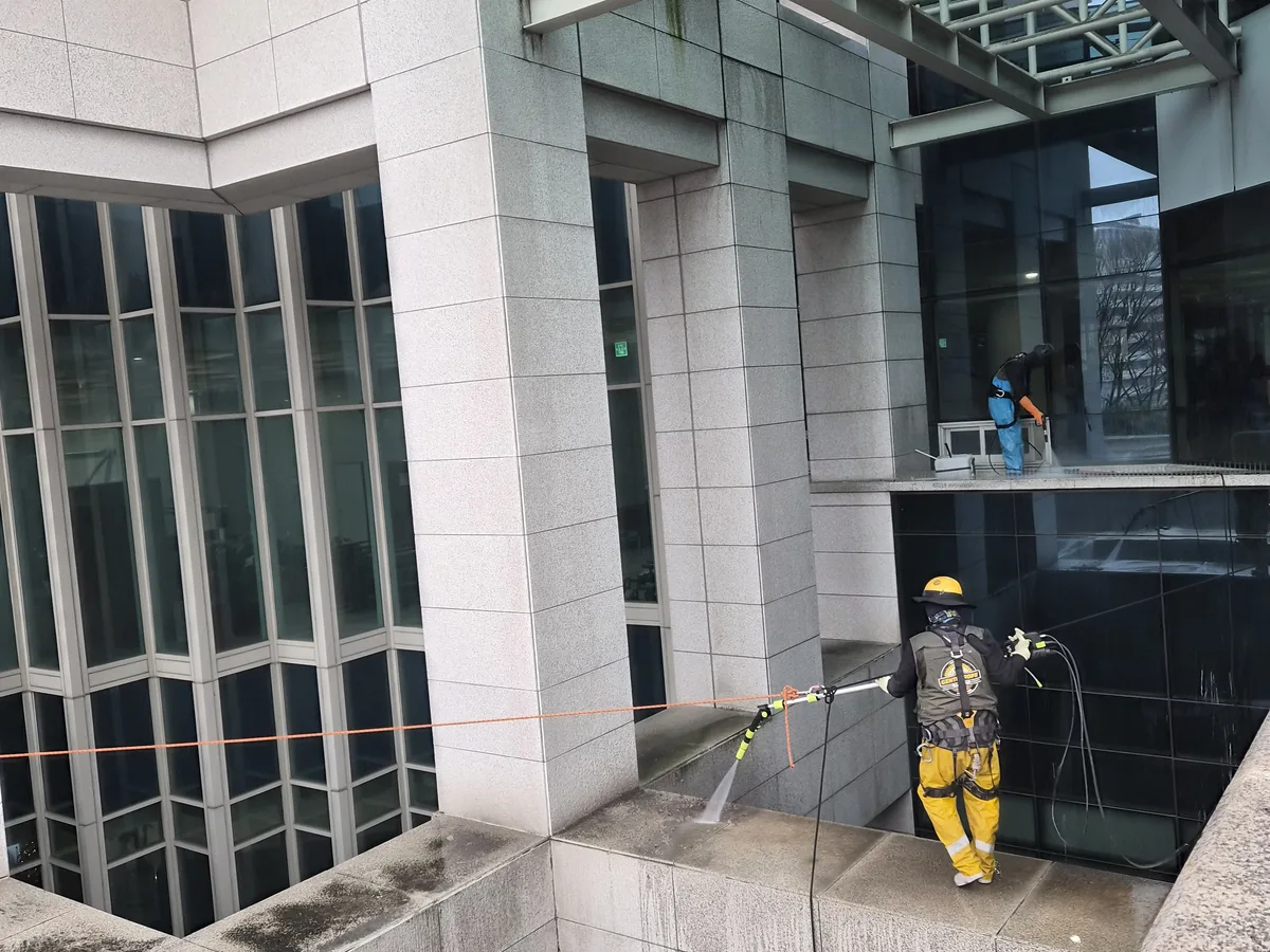 마포구 노고산동 상가건물 옥상 파라펫 장비 주변 정밀 위생청소 사례 - 행진크린