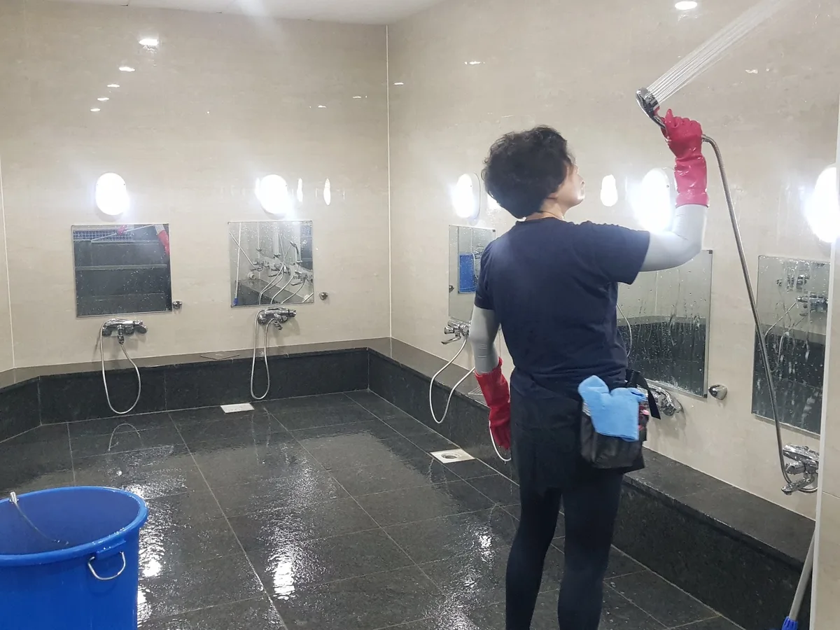 종로구 공평동 목욕탕 탈의실·파우더룸 바닥 위생청소 사례 - 행진크린